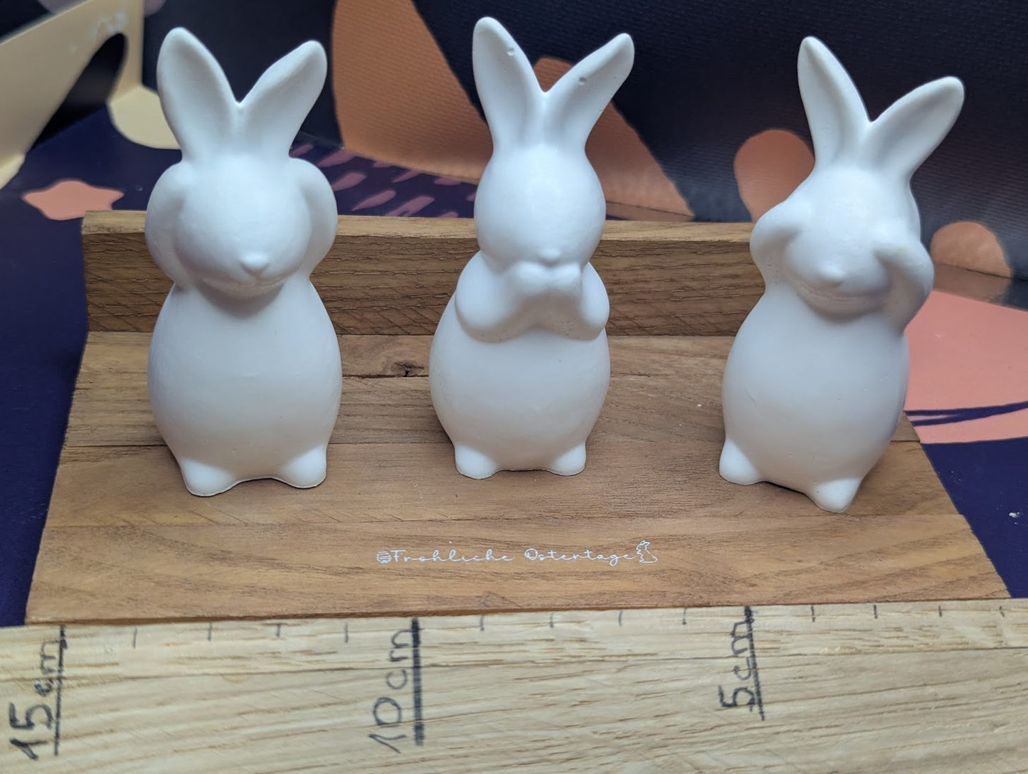 Hasen Trio auf Holz, Mitbringsel, Kleinigkeit aus Gips