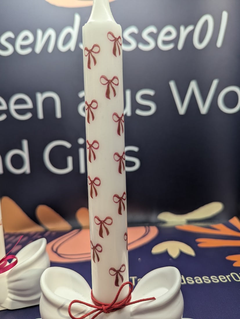 Schleife als Stabkerzenhalter mit Kerze und ganz vielen Schleifen