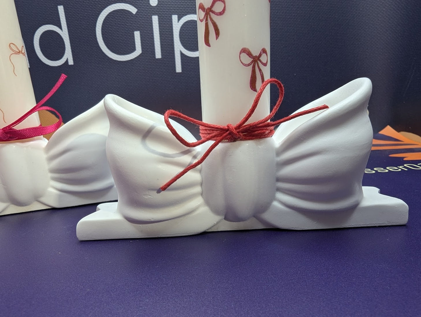 Schleife als Stabkerzenhalter mit Kerze und ganz vielen Schleifen