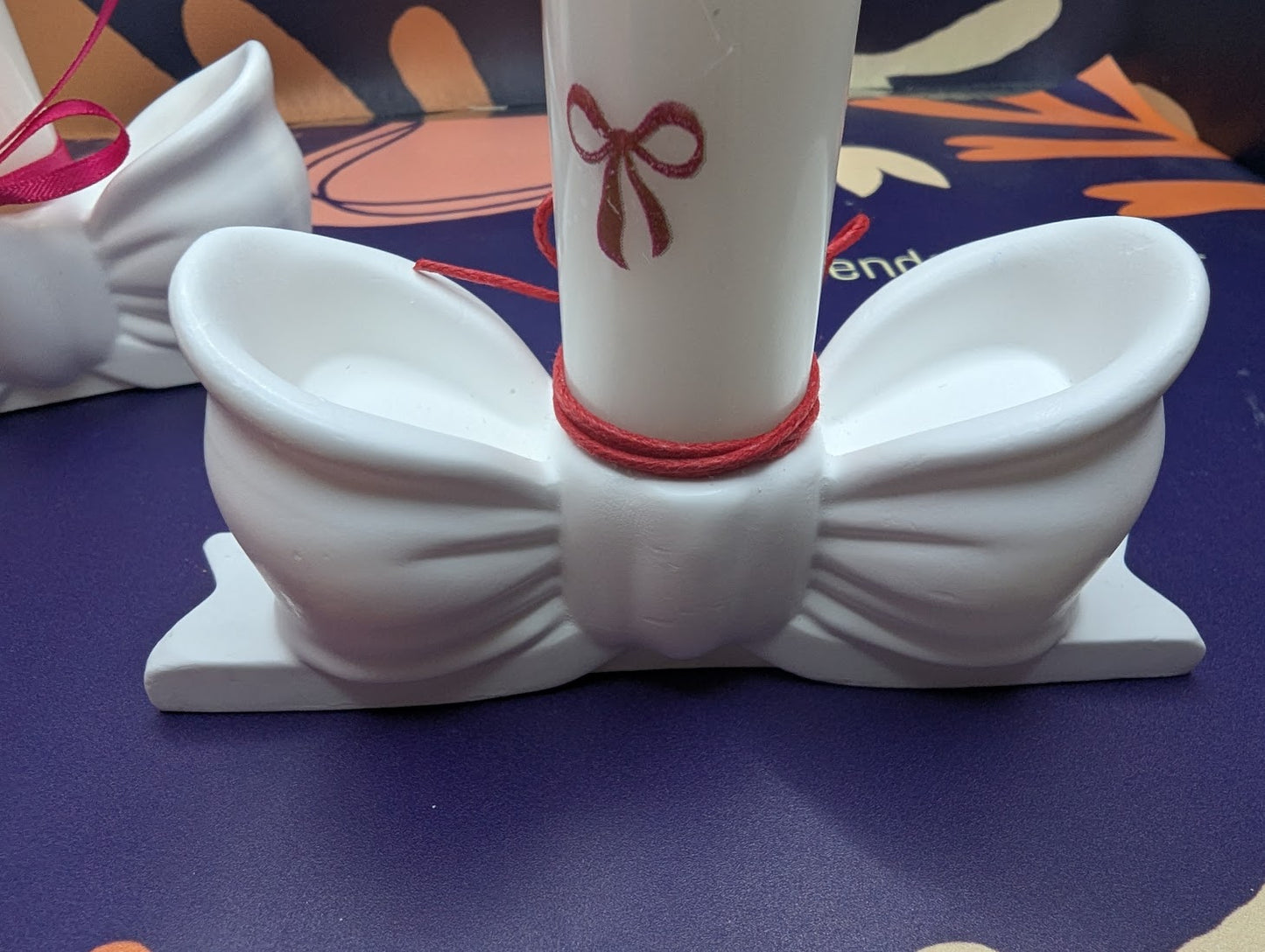 Schleife als Stabkerzenhalter mit Kerze und ganz vielen Schleifen