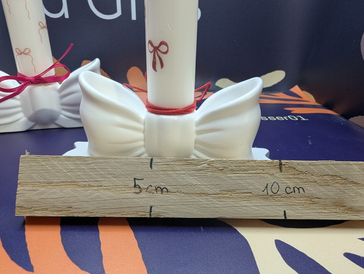 Schleife als Stabkerzenhalter mit Kerze und ganz vielen Schleifen