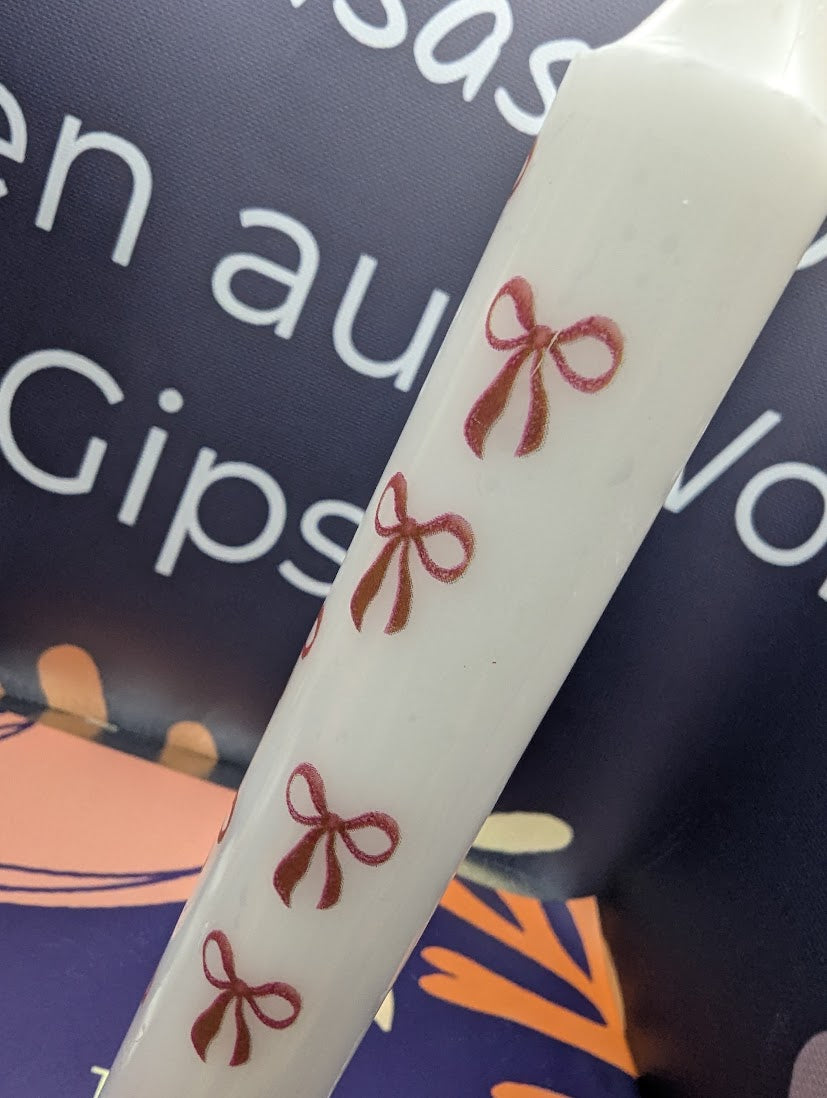 Schleife als Stabkerzenhalter mit Kerze und ganz vielen Schleifen