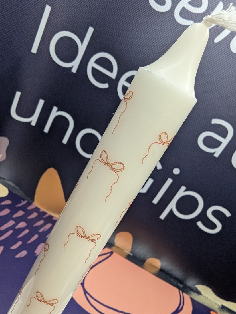 Schleife als Stabkerzenhalter mit Kerze und ganz vielen Schleifen